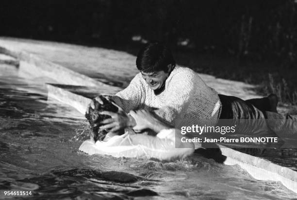 Alain Delon et Maurice Ronet lors du tournage du film 'La Piscine' en août 1968 à Saint-Tropez, France.