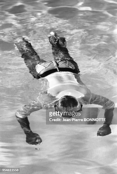 Maurice Ronet lors du tournage du film 'La Piscine' en août 1968 à Saint-Tropez, France.