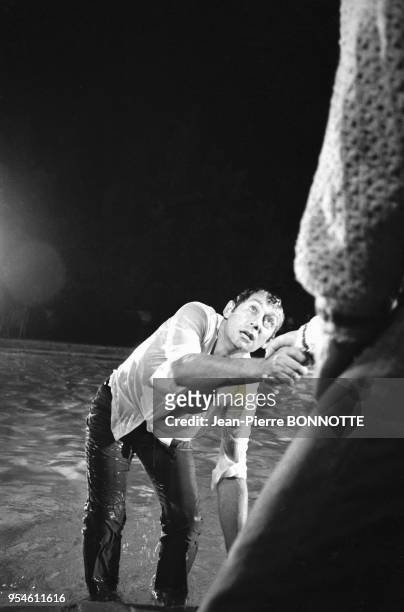Alain Delon et Maurice Ronet lors du tournage du film 'La Piscine' en août 1968 à Saint-Tropez, France.