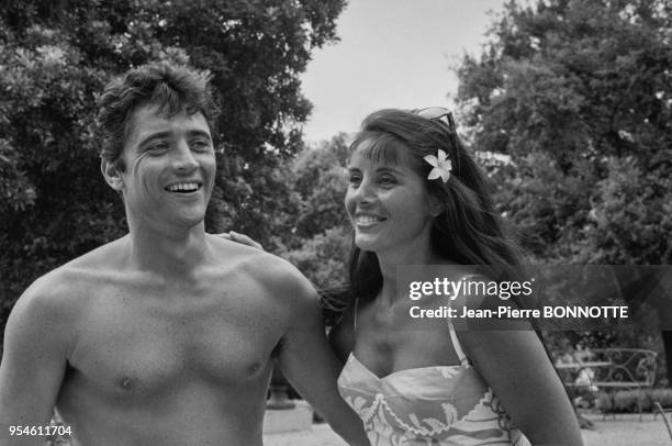 Sacha Distel et son épouse Francine en avril 1967 à Saint-Tropez, France.