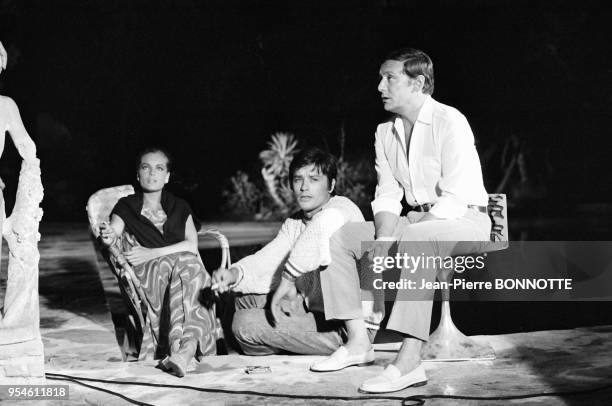 Romy Schneider, Alain Delon et Maurice Ronet lors du tournage du film 'La Piscine' en août 1968 à Saint-Tropez, France.