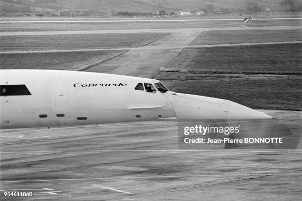 Avion supersonique franco-britannique Concorde sur l'aéroport de Toulouse en mars 1969, France.