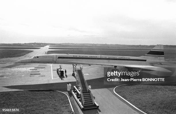 Avion supersonique franco-britannique Concorde sur l'aéroport de Toulouse en mars 1969, France.