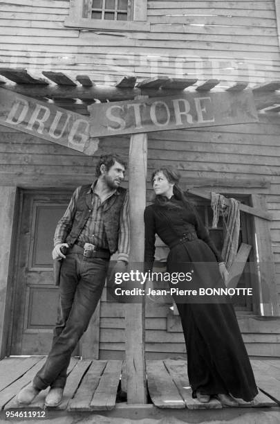 Robert Hossein et Michèle Mercier lors du tournage du film 'Une Corde, un colt' en mars 1968, Espagne.