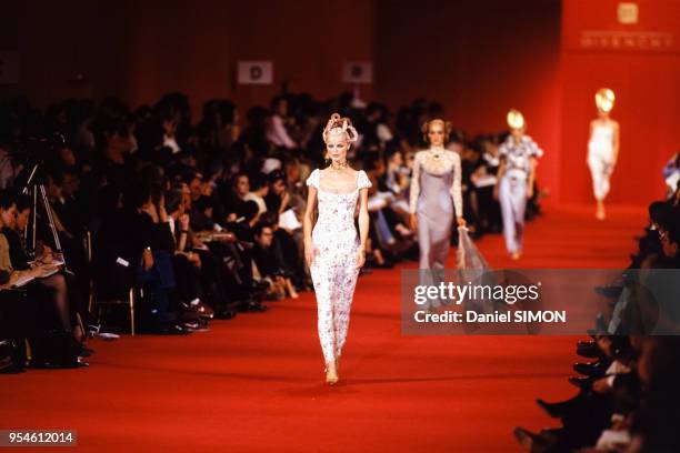 Le top model Eva Herzigova sur le podium lors du défilé Givenchy en octobre 1996 à Paris, France.