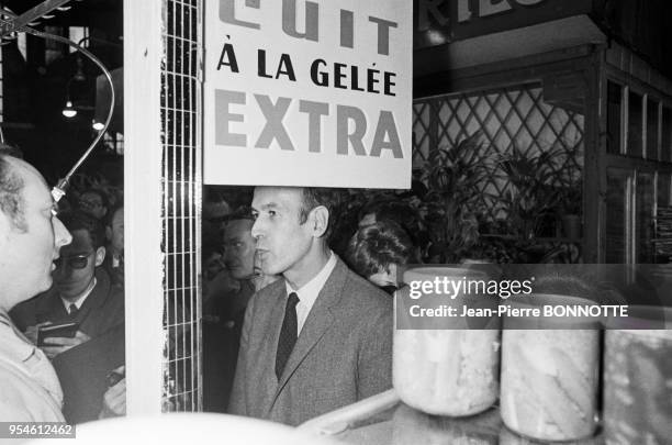 Valéry Giscard d'Estaing chez un commerçant lors de la campagne pour les élections législatives en juin 1968 à Paris, France.