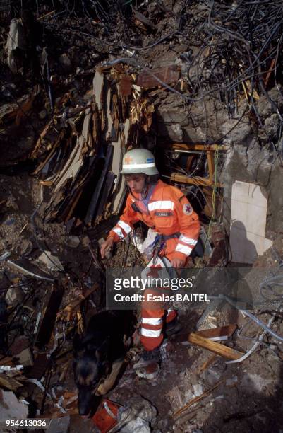 Secouriste sur les lieux d'un tremblement de terre le 14 octobre 1992 au Caire, Egypte.