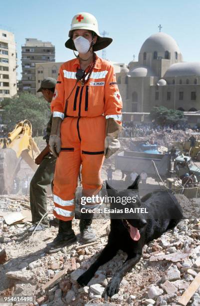 Secouriste sur les lieux d'un tremblement de terre le 14 octobre 1992 au Caire, Egypte.