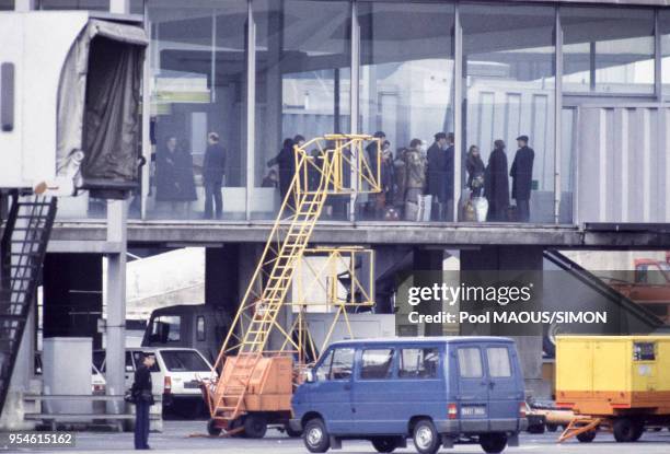 Expulsion de 47 diplomates soviétiques accusés de se livrer à des activités d'espionnage en France, Roissy le 5 avril 1983.