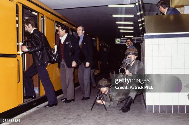 Soldats dans le métro lors de manoeuvres militaires des forces alliées à Berlin en avril 1983, Allemagne.