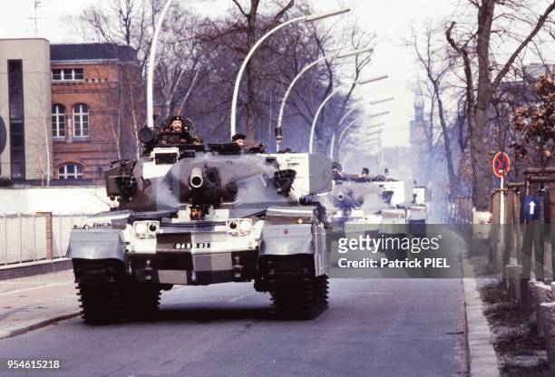 Chars d'assault lors de manoeuvres militaires des forces alliées à Berlin en avril 1983, Allemagne.