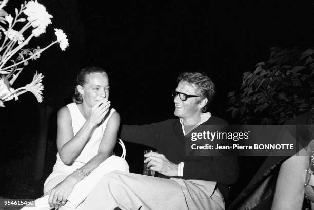 Romy Schneider et son mari Harry Meyen lors d'une soirée en août 1968 à Saint-Tropez, France.