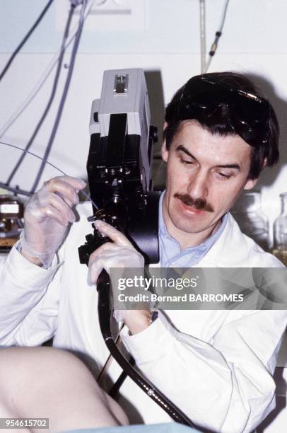 Un médecin utilise une caméra équipée d'un rayon laser lors d'e l'examen d'un patient à Paris en juin 1983, France.