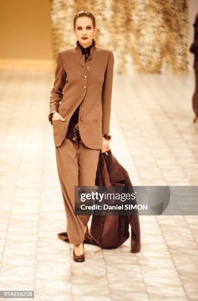 Tailleur-pantalon dans le défilé Emanuel Ungaro en mars 1997 à Paris, France.