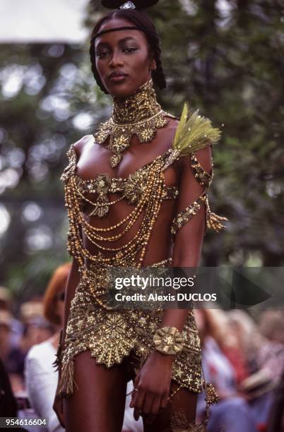 Naomi Campbell au défilé Christian Dior, Haute-Couture, collection Automne-Hiver 1997-1998 à Paris en juillet 1997, France.