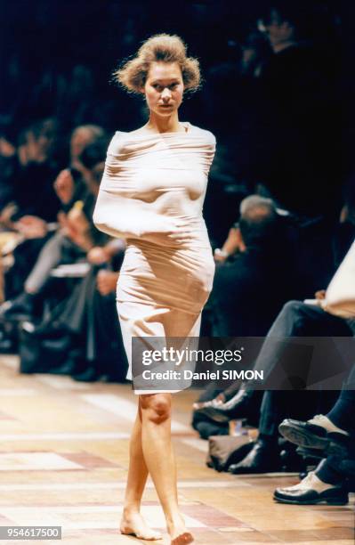Défilé Issey Miyake le 19 octobre 1997 à Paris, France.