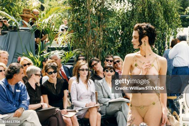 Le top model Shalom Harlow lors du défilé et à l'arrière-plan Demi Moore en noir, Emmanuelle Béart et Mouna Ayoub Christian Dior en juillet 1997 à...