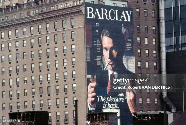 Publicité murale pour une marque de cigarettes en novembre 1982 à New York, Etats-Unis.