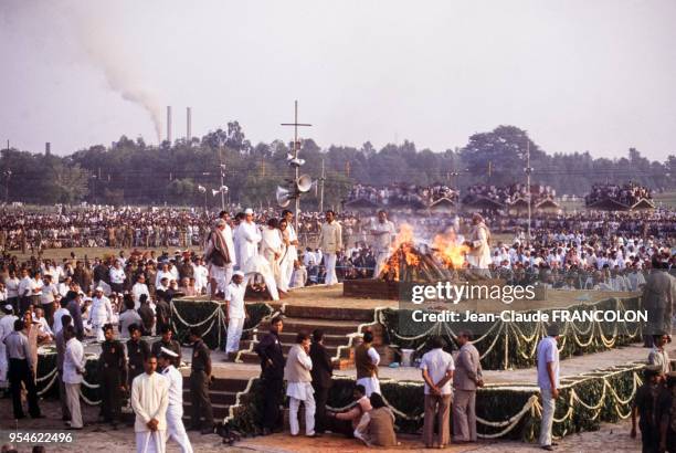 Crémation de la dépouille mortelle de l'ancien Premier ministre Indira Gandhi le 3 novembre 1984 à New Delhi, Inde.