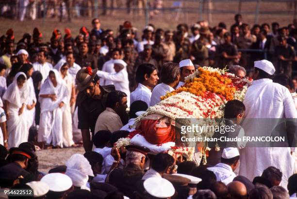 Dépouille mortelle de l'ancien Premier ministre Indira Gandhi avant la crémation le 3 novembre 1984 à New Delhi, Inde.