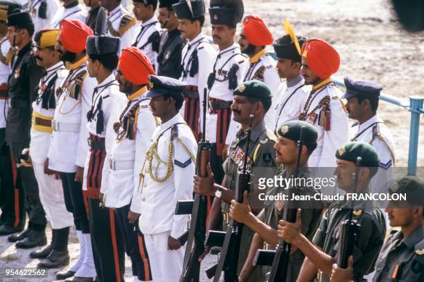 Militaires et officiels lors des obsèques de l'ancien Premier ministre Indira Gandhi le 3 novembre 1984 à New Delhi, Inde.