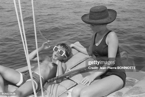 Brigitte Bardot et son fils Nicolas Charrier à La Madrague en aout 1967, France.