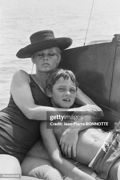 Brigitte Bardot et son fils Nicolas Charrier à La Madrague en aout 1967, France.