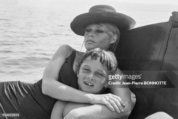 Brigitte Bardot et son fils Nicolas Charrier à La Madrague en aout 1967, France.
