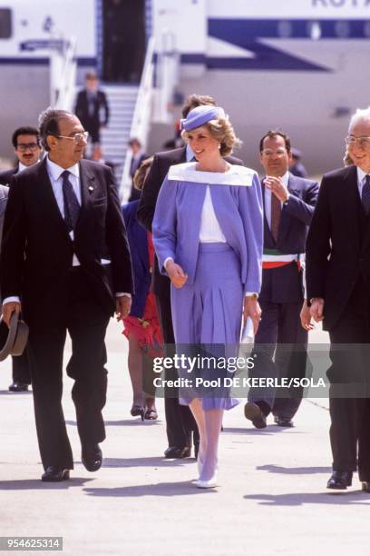 Le prince Charles et la princesse Diana en avril 1985 à leur arrivée en Sardaigne lors d'une visite officielle en Italie.