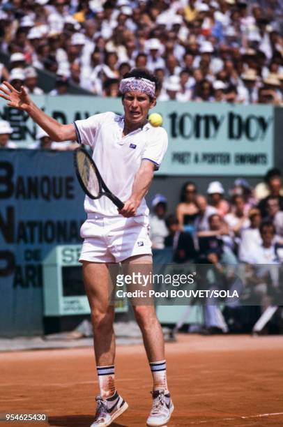 John McEnroe au tournoi de tennis de Roland-Garros le 4 juin 1985 à Paris, France.