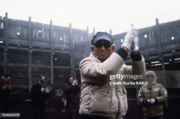 Le metteur en scène Akira Kurosawa lors du tournage de son film 'Ran' en mai 1985, Japon.