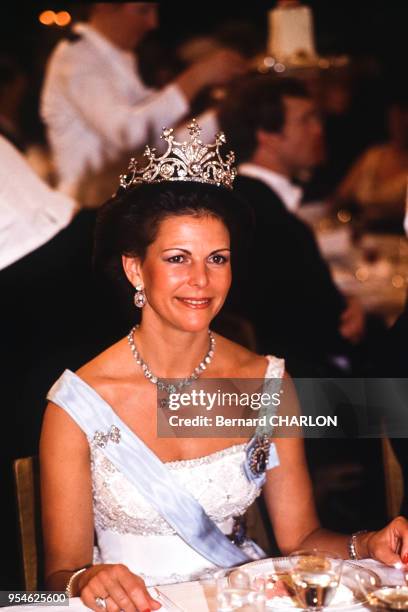 La reine Silvia de Suède participe à un dîner du comité Nobel le 10 decembre 1982 à Stockholm, Suède.