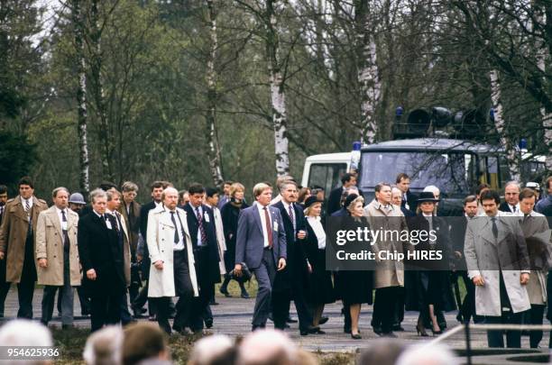 Le président américain Ronald Reagan et son épouse Nancy visitent l'ancien camp de concentration nazi de Bergen-Belsen en compagnie de Hannelore Kohl...