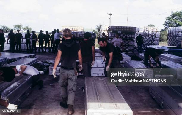 Evacuation par les militaires américains des cerceuils des 900 victimes du "suicide collectif" ds membres de la secte du révérend Jim Jones dans la...