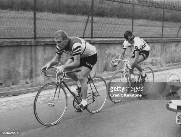 German cyclist Rudi Altig and British cyclist Tom Simpson take part in the Trofeo Baracchi in Italy, circa 1962.
