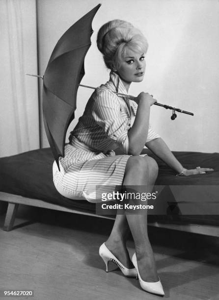 German actress Elke Sommer during a visit to Frankfurt, 3rd May 1961. She is there for the premiere of her film 'Zarte Haut in schwarzer Seide', aka...