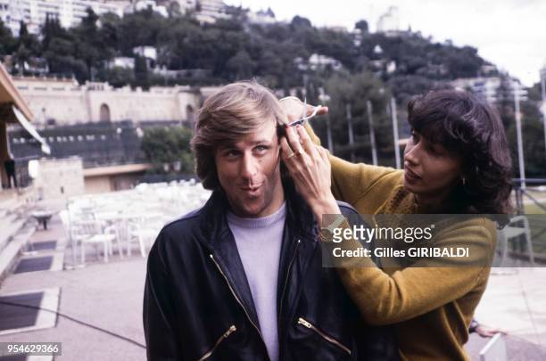 Bjorn Borg au Monte-Carlo Country Club avec une jeune femme à ses cotes qui fait semblant de lui couper une mèche de cheveux à Monte-Carlo dans les...