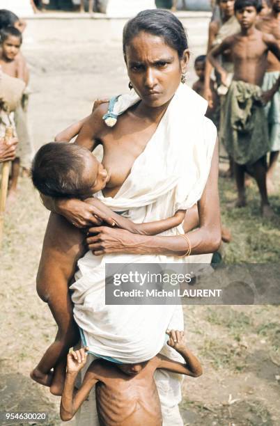 Une mère et son enfant à Dacca lors d'une famine en novembre 1974, Bangladesh.