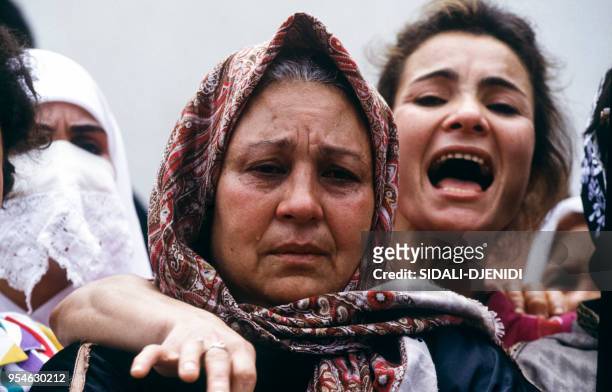 Femmes assistant aux obsèques de Mohamed Boudiaf le 1er juillet 1992 à Alger, Algérie.
