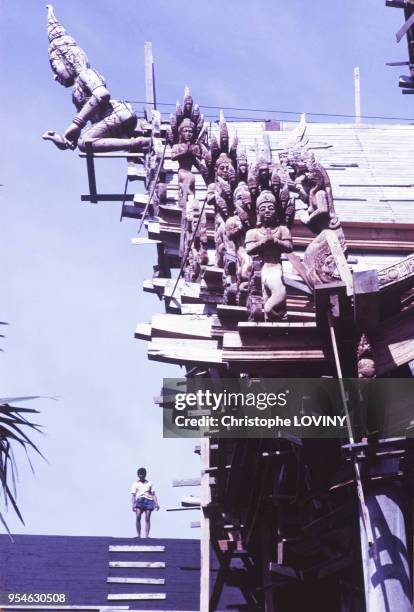 Edification d'un temple tout en bois en juillet 1985, Cambodge.