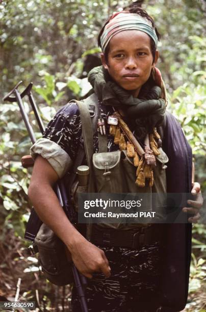 Un khmer Serei, mouvement cambodgien de guérilla anticommuniste et antimonarchiste, en juillet 1985 au Cambodge.