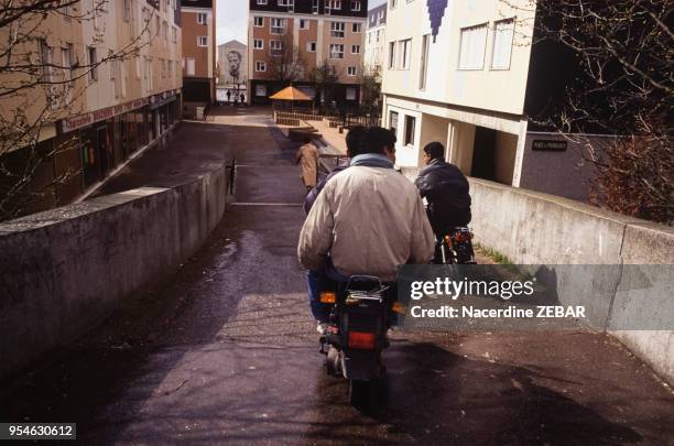 Jeunes hommes sur un cyclomoteur en avril 1991 à Chanteloup-les-Vignes, France.