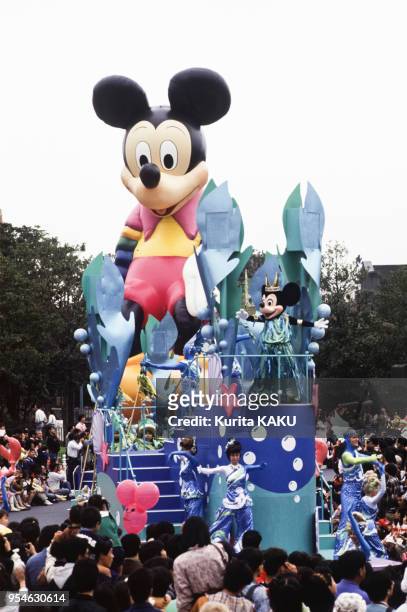 Personnage de Mickey au parc Tokyo Disneyland en avril 1991 à Tokyo, Japon.