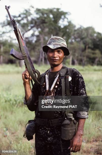 Un khmer Serei, mouvement cambodgien de guérilla anticommuniste et antimonarchiste, en juillet 1985 au Cambodge.