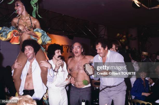 Droite Mort Shuman lors d'une fête avec Eddie Barclay sur la Côte d'Azur en octobre 1979, France.