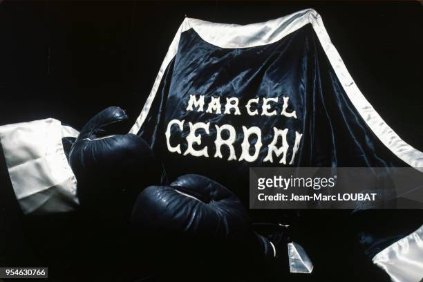 Gants de boxe et peignoir de Marcel Cerdan en janvier 1992 à Paris, France.