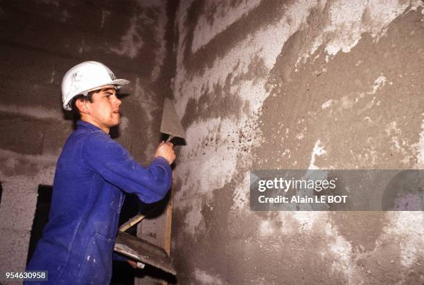 Jeune apprenti du bâtiment sur un chantier à Nantes en avril 1991, France.
