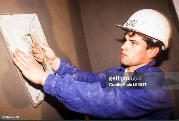Jeune apprenti du bâtiment sur un chantier à Nantes en avril 1991, France.