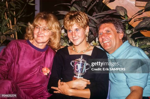 Monica Seles et ses parents après sa victoire en finale à Roland Garros en juin 1991 à Paris, France.