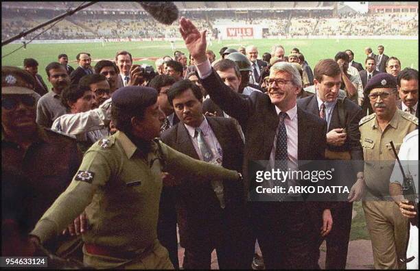 British Prime Minister John Major is surrounded by security as he waves to spectators at Eden Gardens 09 January in Calcutta prior to inaugurating a...